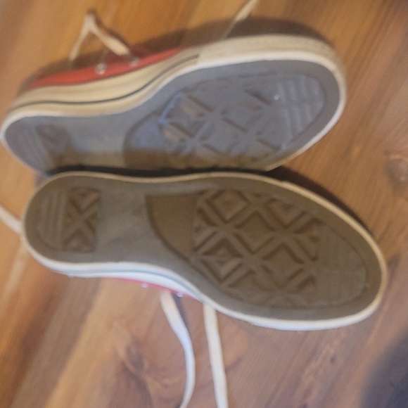 Converse All starts low top. Red.. size 4. I'm a 7 and the fit me. Maybe they - Picture 4 of 6